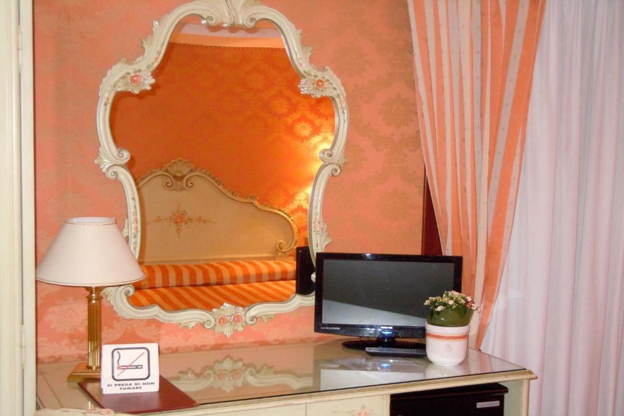 Hotel Lux Венеция Екстериор снимка
