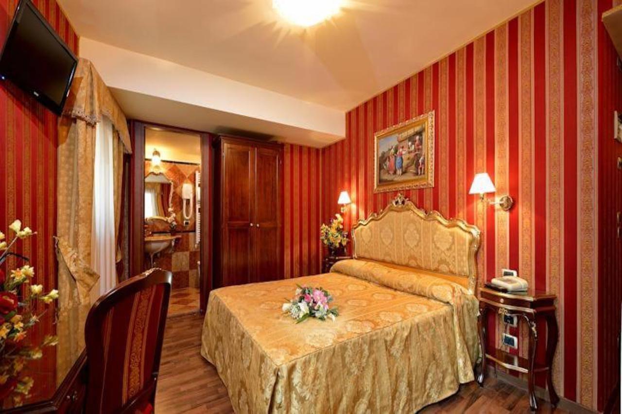 Hotel Lux Венеция Екстериор снимка